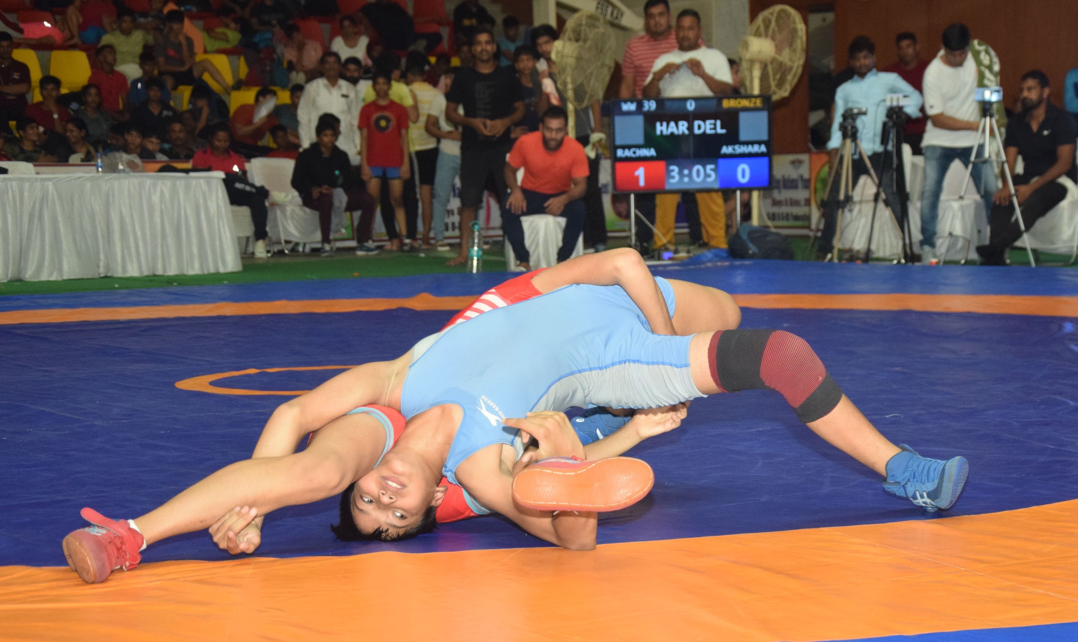 रोहतक के एमडीयू के जिम्नेजियम हॉल में चल रहे राष्ट्रीय स्तरीय फेडरेशन कप में दिल्ली की महिला पहल?
