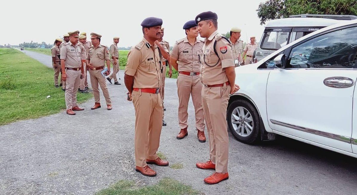 रुदलापुर गांव मे युवती की हत्या के बाद घटना स्थल की जांच करते डीआईजी ।संवाद रुदलापुर गांव मे युवती की हत्या के बाद घटना स्थल की जांच करते डीआईजी ।संवाद