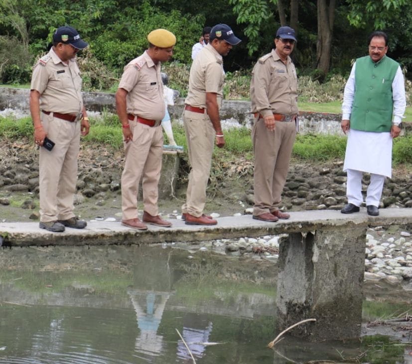 रुद्रपुर के संजय वन में राशि ताल का निरीक्षण करते केंद्रीय रक्षा व पर्यटन राज्यमंत्री अजय भट्ट।
