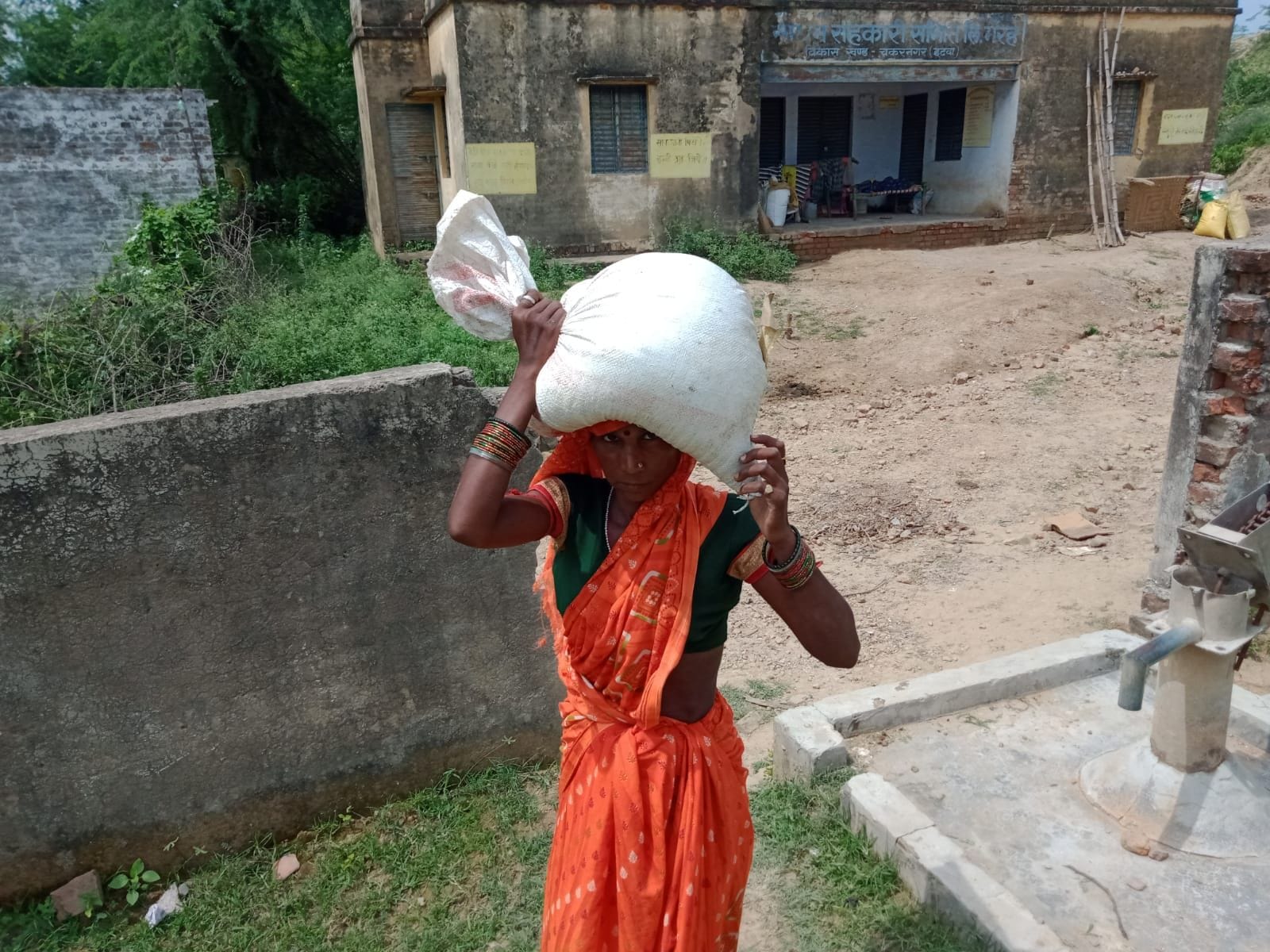 सुनीता देवी बोरी में राशन लेकर सुरक्षित स्थान को जाती हुईं। संवाद सुनीता देवी बोरी में राशन लेकर सुरक्षित स्थान को जाती हुईं। संवाद