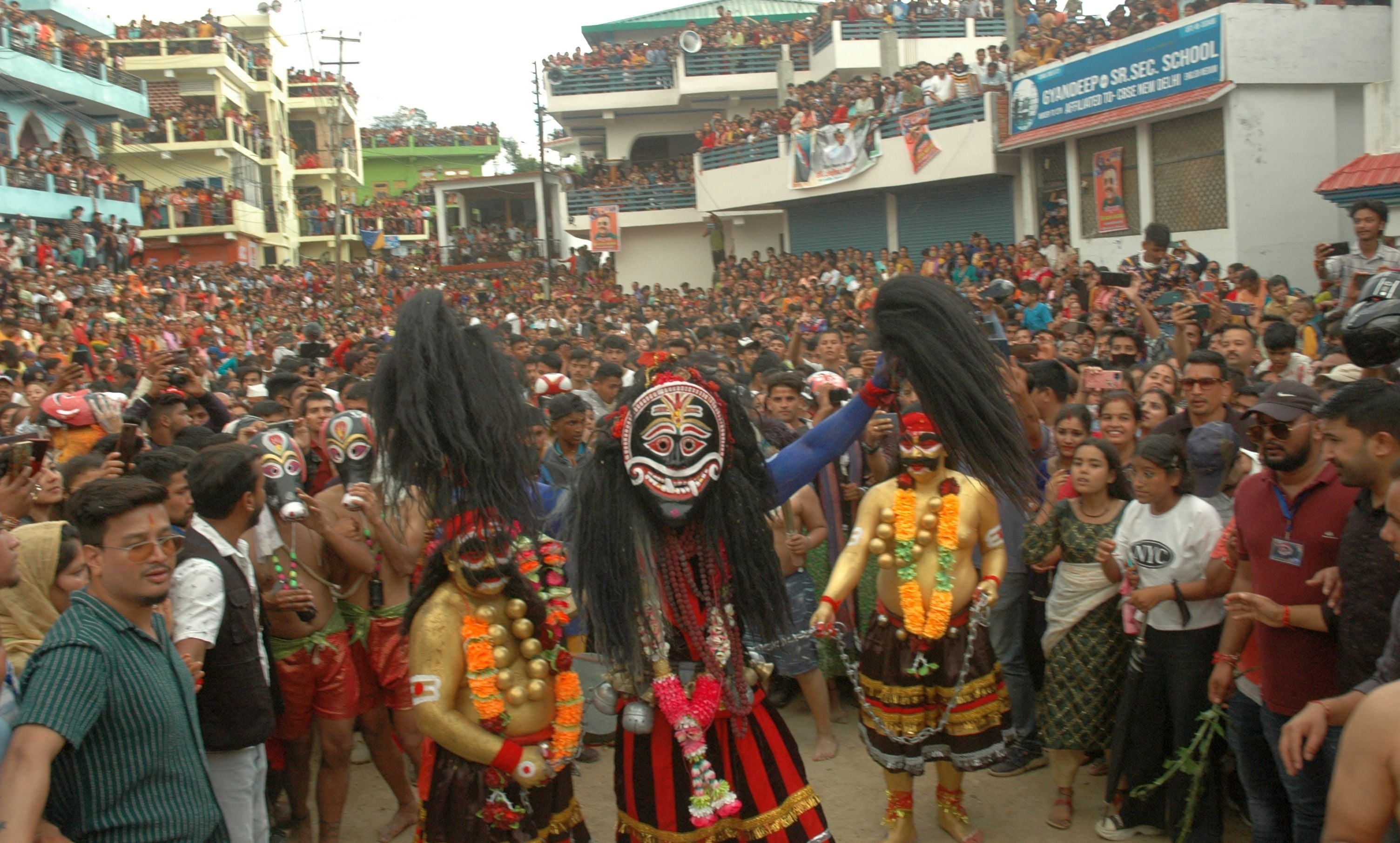 सोरघाटी के कुमौड़ में आयोजित हिलजात्रा में अवतरित लखिया। संवाद
