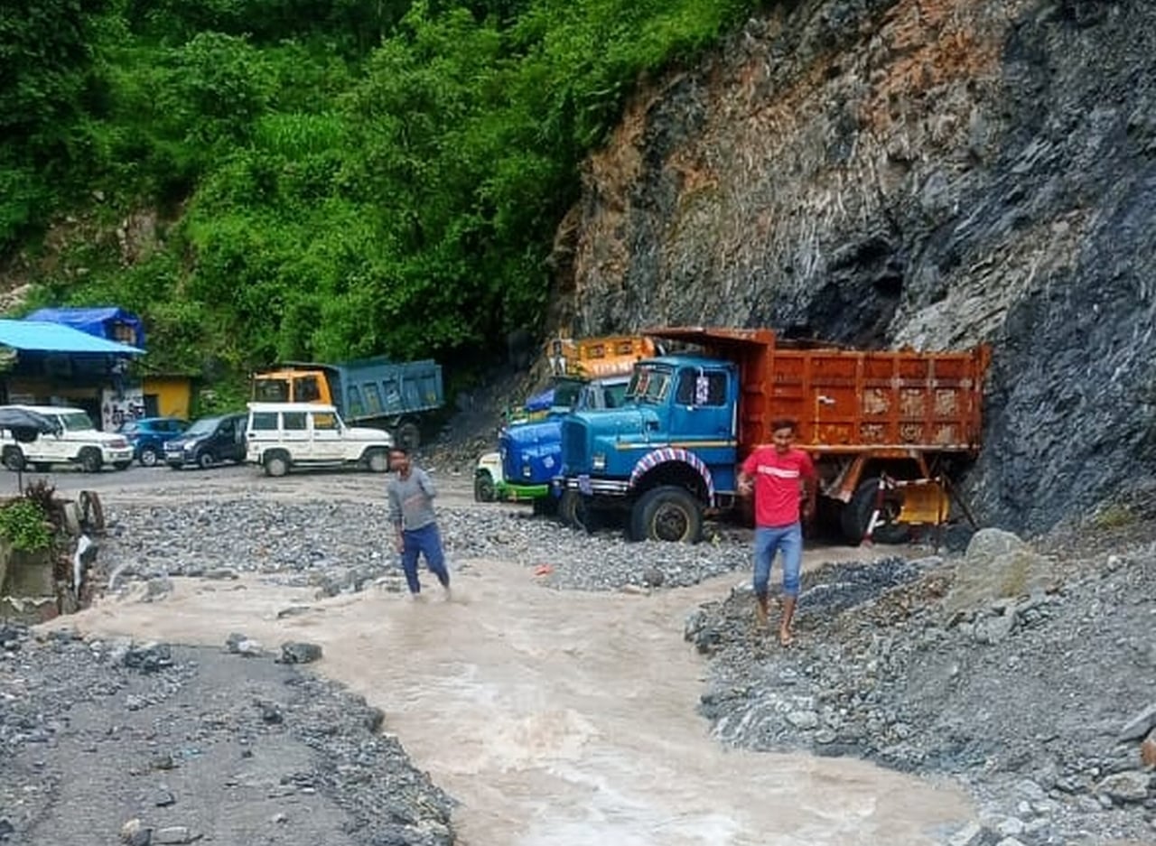 सतौन के खजियार में एनएच पर भारी भरकम पानी और मलबा आने से फंसे वाहन। संवाद सतौन के खजियार में एनएच पर भारी भरकम पानी और मलबा आने से फंसे वाहन। संवाद