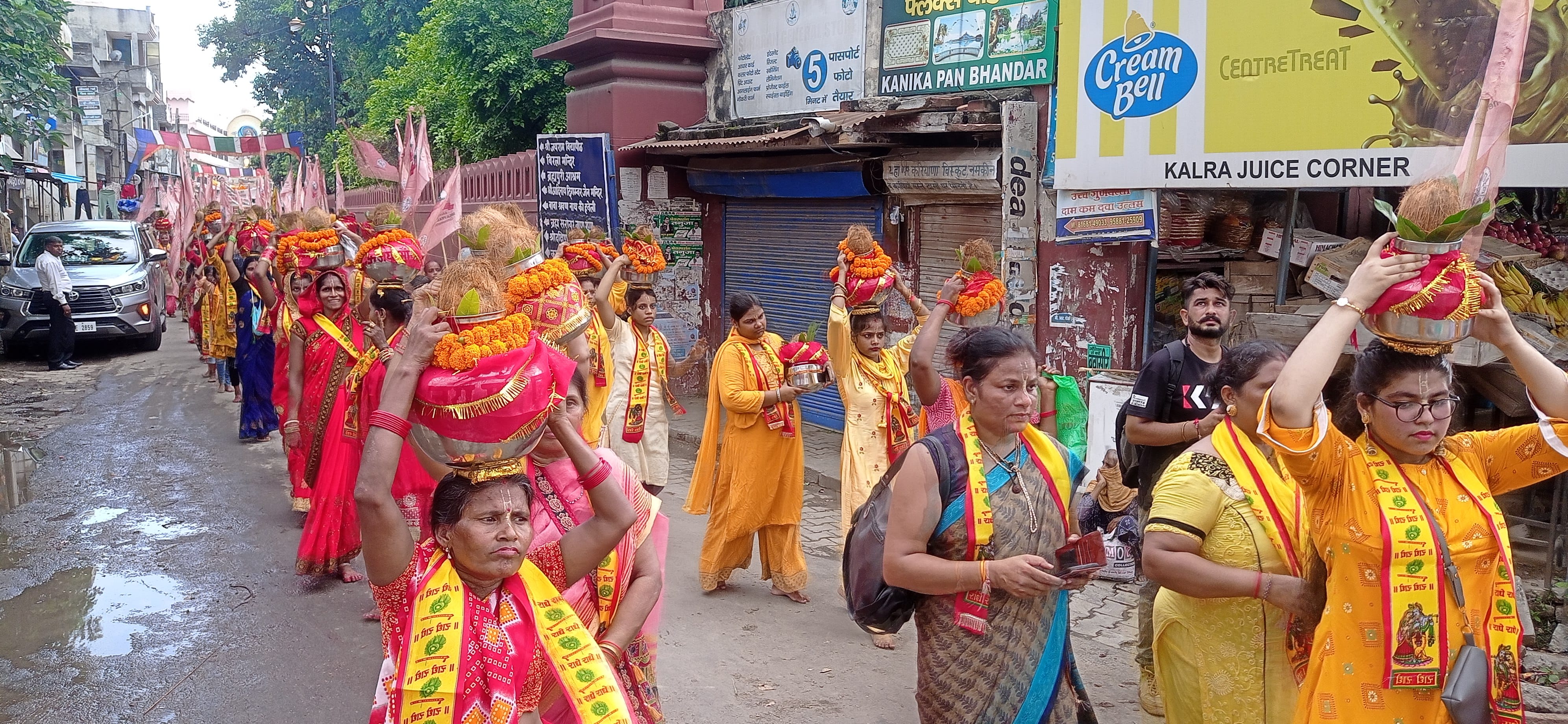 शोभायात्रा में सिर पर कलश धारण कर हिस्सा लेतीं महिलाएं। संवाद शोभायात्रा में सिर पर कलश धारण कर हिस्सा लेतीं महिलाएं। संवाद