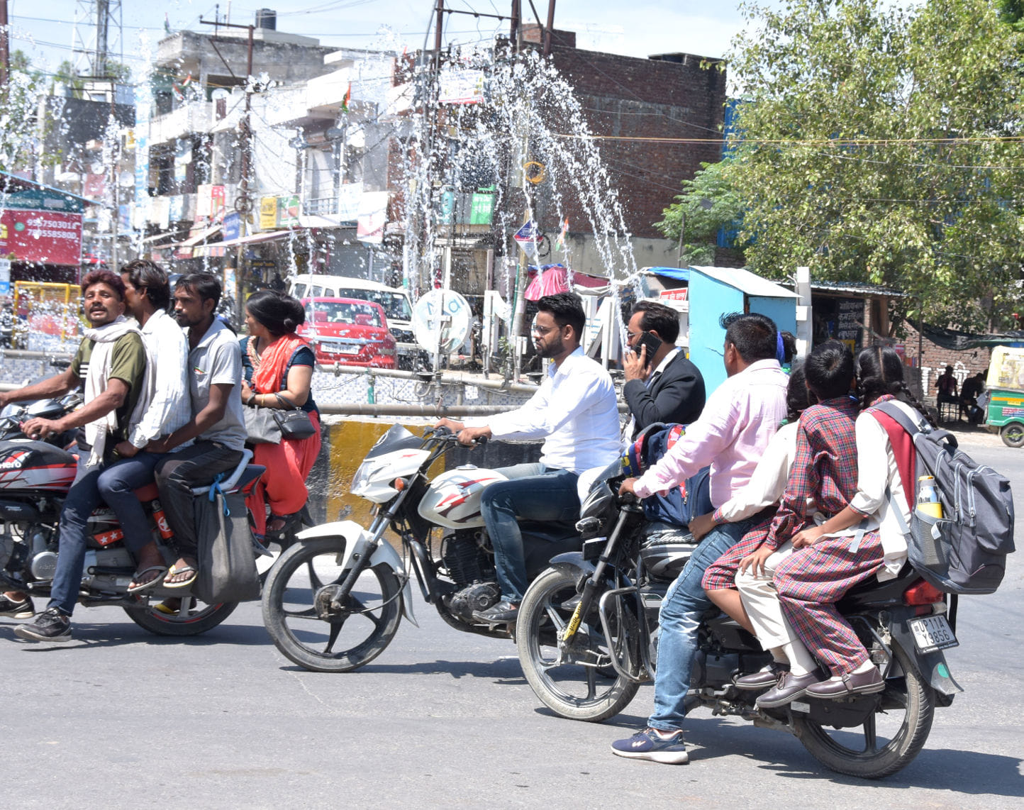 दिल्ली रोड हसनपुर चौक पर एक एक बाइक पर चार व तीन सवारी लेकर जाते बाइक सवार दिल्ली रोड हसनपुर चौक पर एक एक बाइक पर चार व तीन सवारी लेकर जाते बाइक सवार