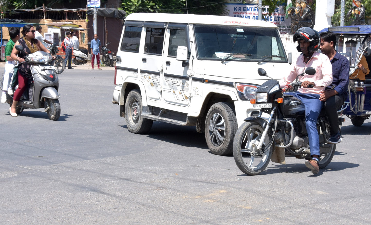दिल्ली रोड पर बूलरो के सामने से होकर जाती बाइक दिल्ली रोड पर बूलरो के सामने से होकर जाती बाइक
