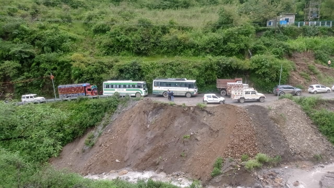 ांवटा-शिलाई एनएच पर खजियार में सड़क बंद होने से फंसे वाहन। संवाद ांवटा-शिलाई एनएच पर खजियार में सड़क बंद होने से फंसे वाहन। संवाद