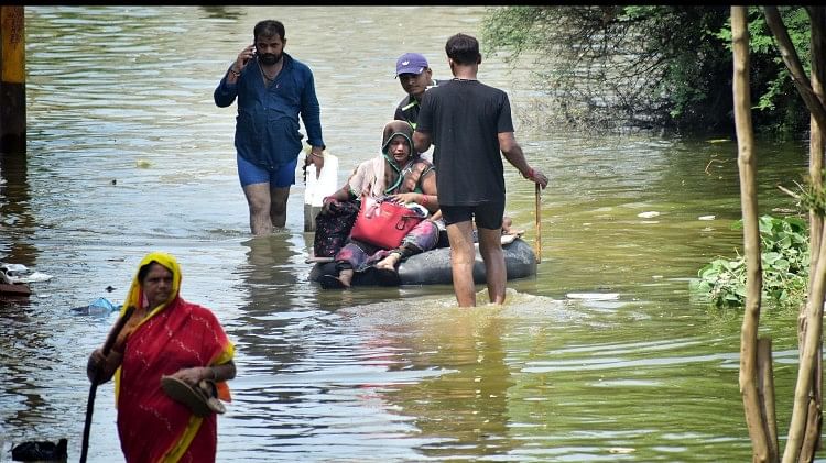 Prayagraj News :  जुगाड़ तकनीक से लोगों को बाढ़ से निकाला जा रहा है बाहर।