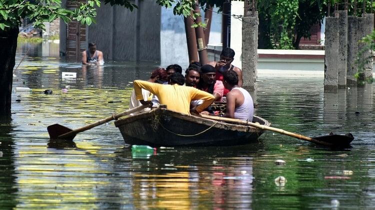 Prayagraj News :  नाव से सुरक्षित स्थानों की ओर जाते लोग।