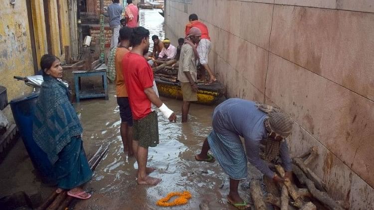 मणिकर्णिका घाट की गली में आया बाढ़ का पानी