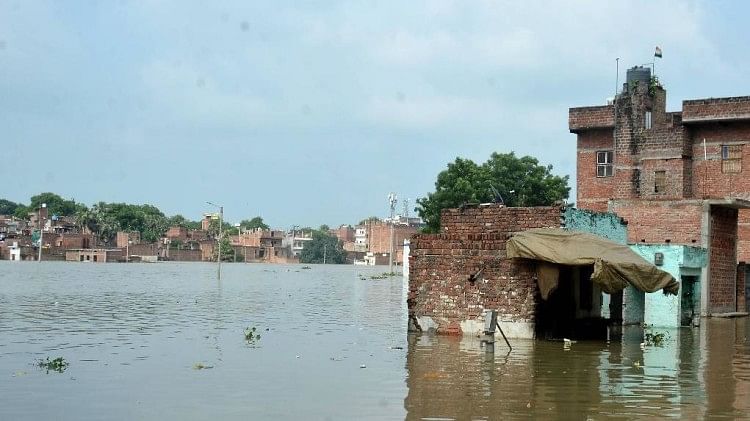 ढेलवरिया क्षेत्र के इलाकों में बाढ़ का पानी अब कई घरों में प्रवेश कर चुका है, टिन शेड में रहने वाले