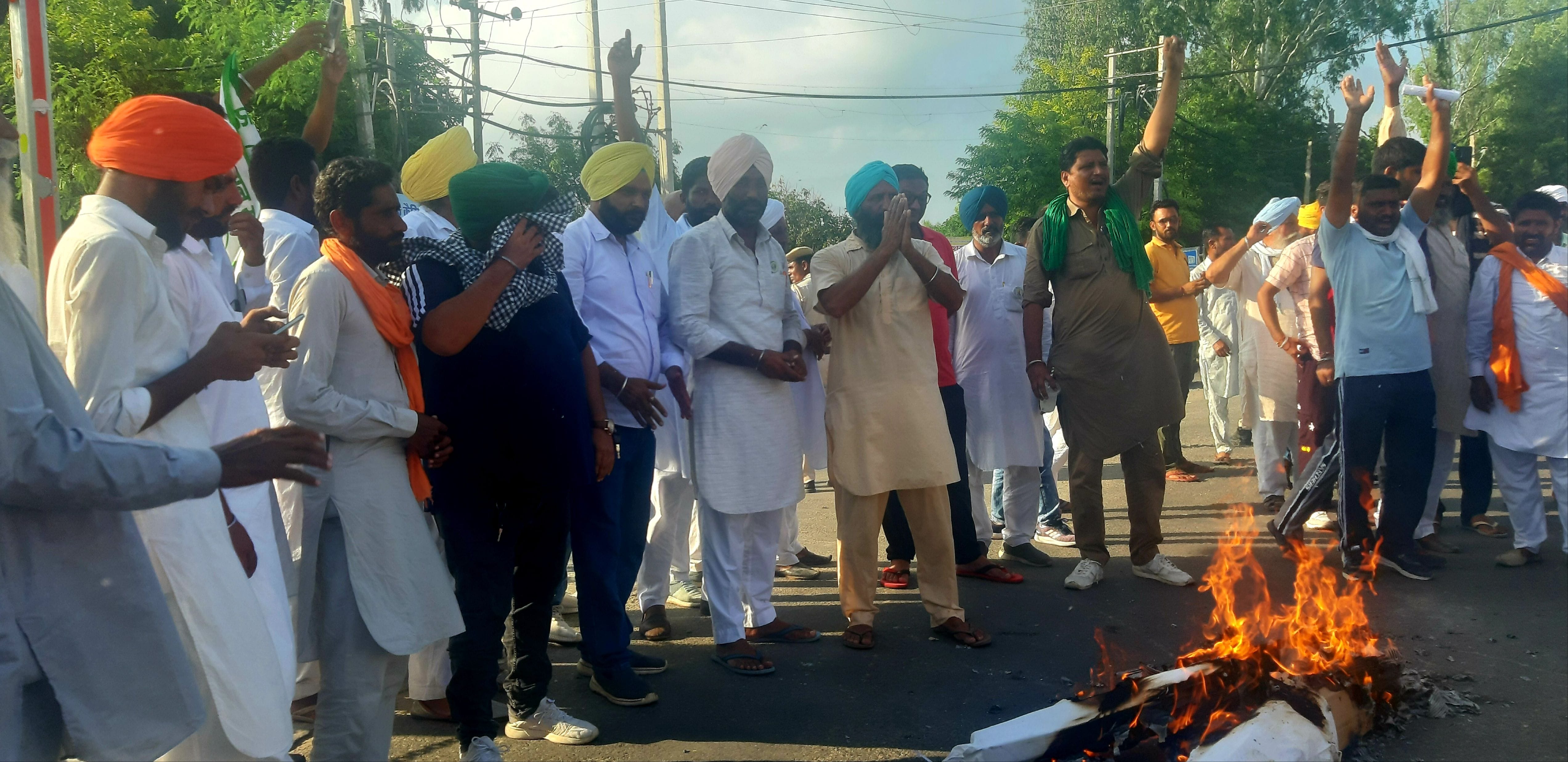 बाबा भूमणशाह चौक पर बिजली मंत्री चौधरी रणजीत सिहं का पुतला फूकंकर नारेबाजी करते किसान।