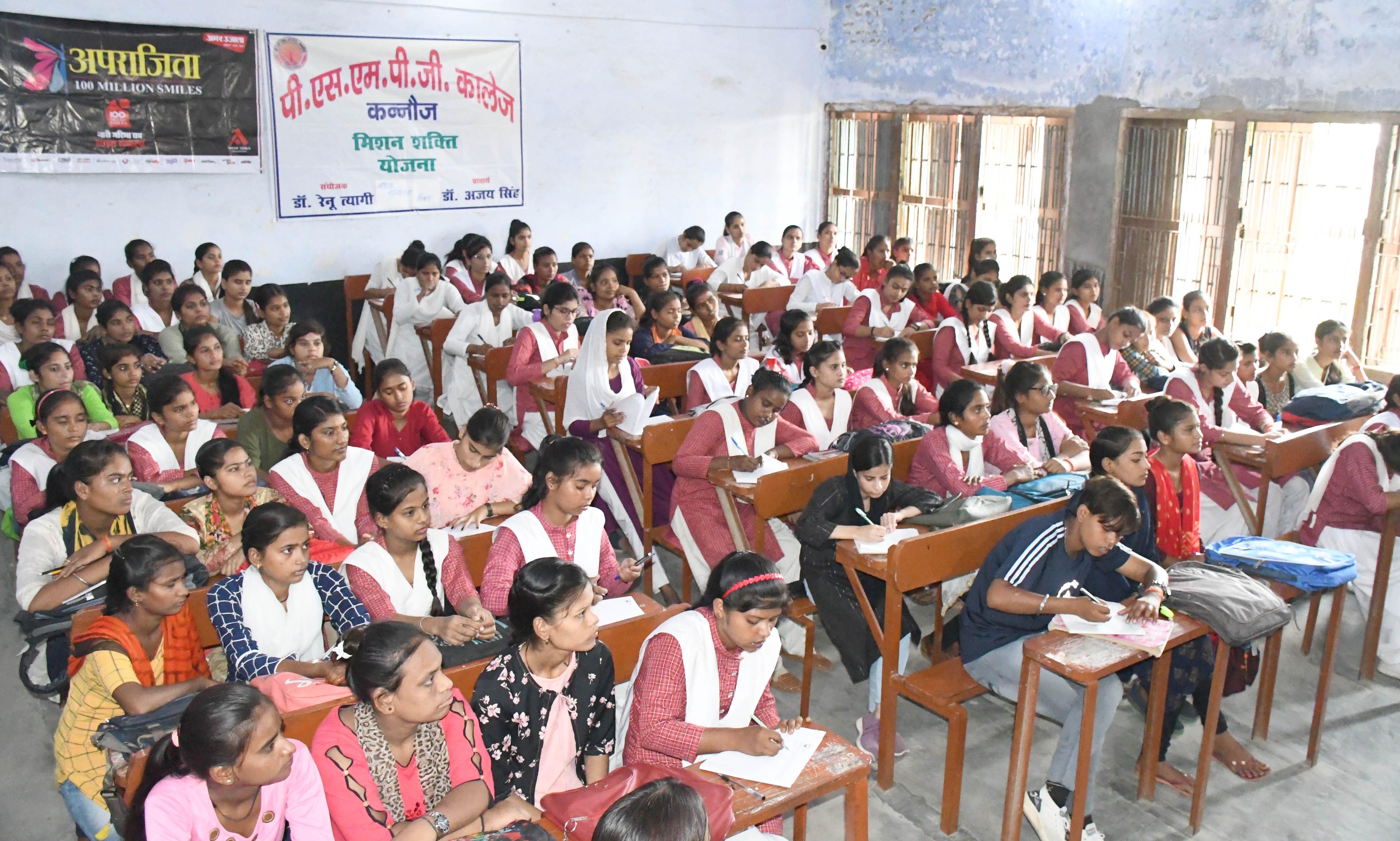 फोटो:07: पीएसएम पीजी कॉलेज में आयोजित कार्यक्रम में शामिल छात्राएं। संवाद