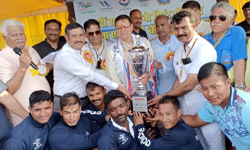 गूलरभोज में विजेता टीम को ट्रॉफी देते मुख्यमंत्री पुष्कर सिंह धामी।