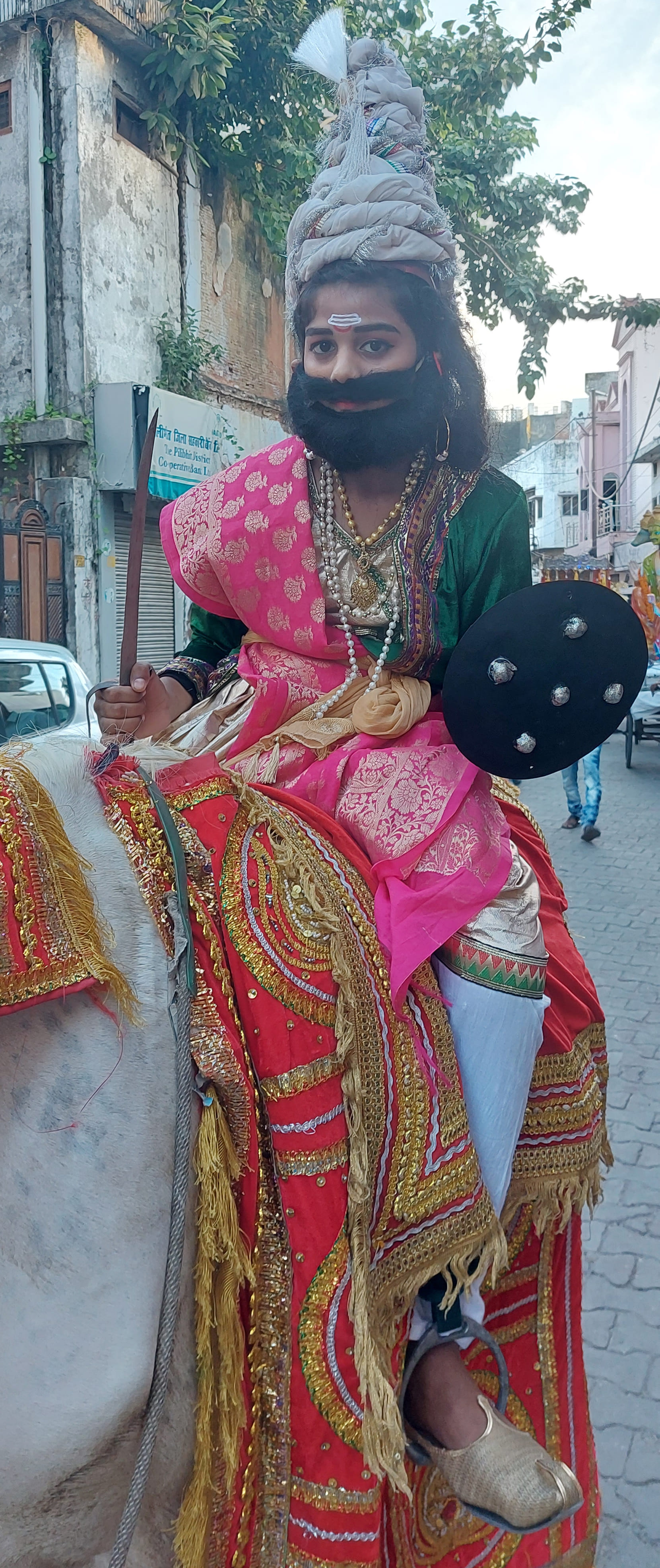 गुरुवार को शहर में निकाली गई शोभायात्रा में सजी सुंदर झाकियां। संवाद