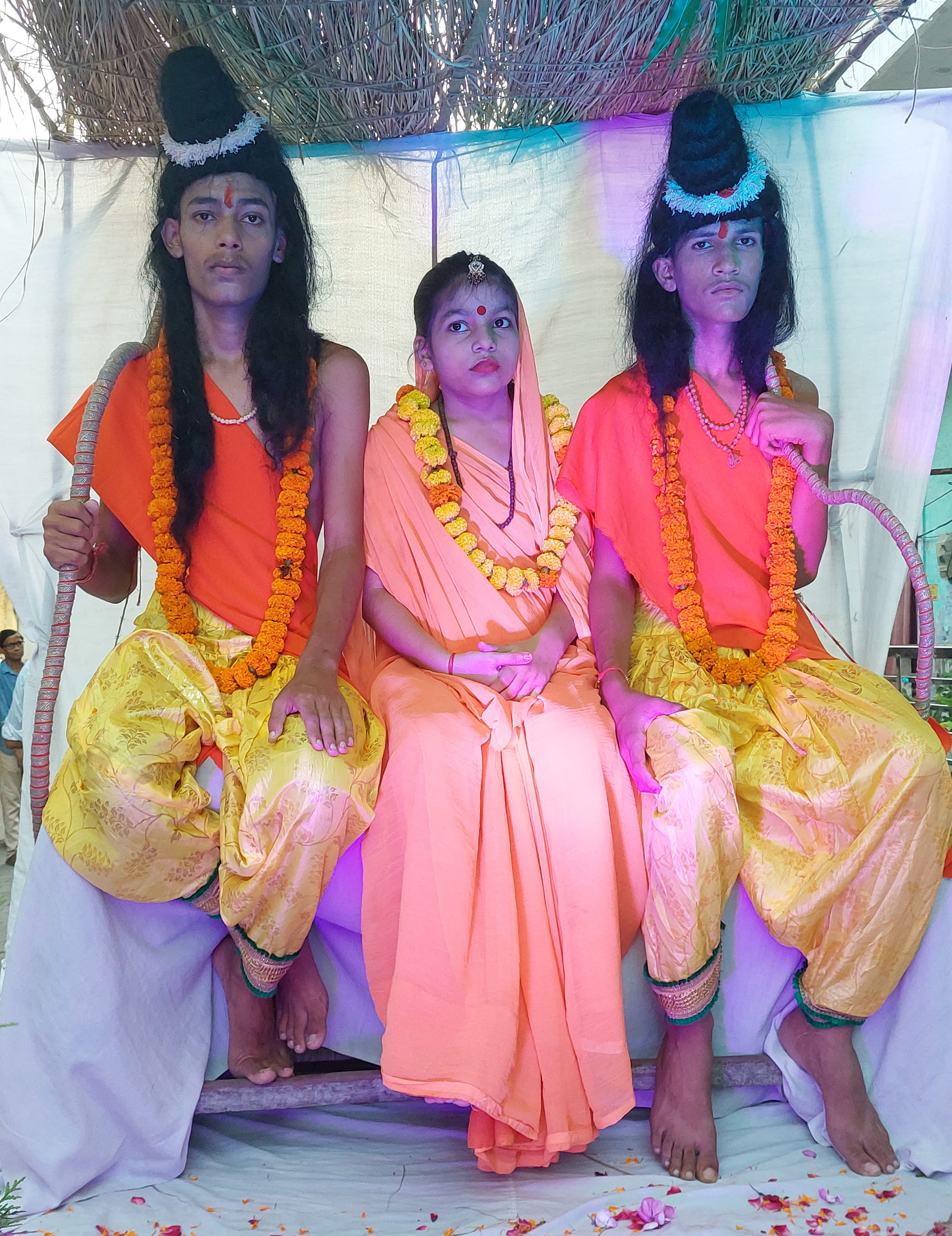 गुरुवार को शहर में निकाली गई शोभायात्रा में सजी सुंदर झाकियां। संवाद