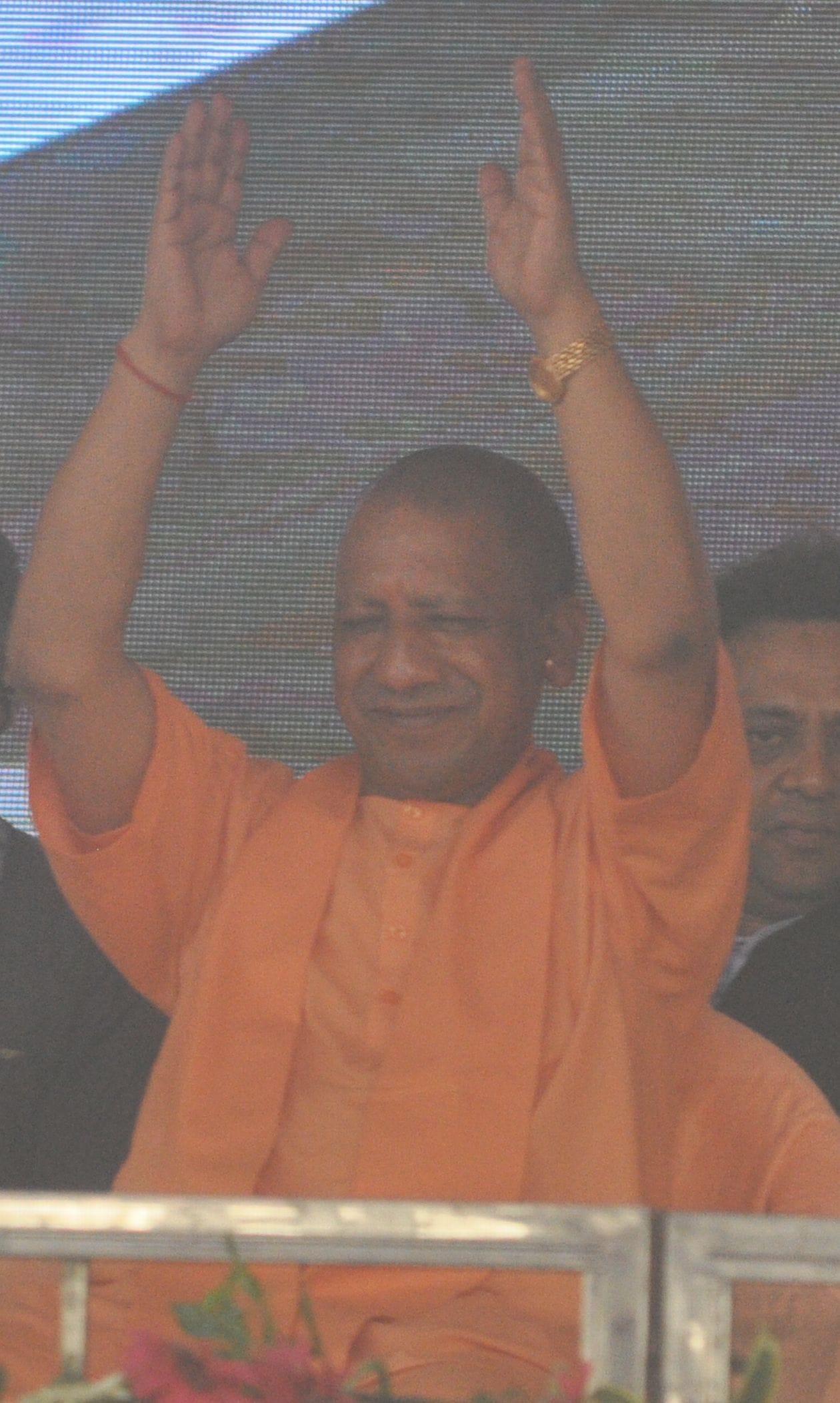 हापुड़। जनसभा में मौजूद लोगों का खड़े होकर अभिवादन करते सीएम योगी आदित्यनाथ । संवाद हापुड़। जनसभा में मौजूद लोगों का खड़े होकर अभिवादन करते सीएम योगी आदित्यनाथ । संवाद