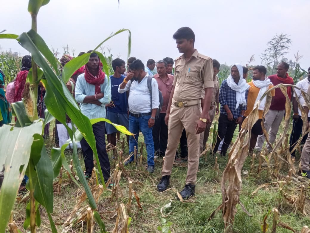 कोपागंज के कुर्थिजाफरपुर गांव के गायब महिला का कंकाल और कपड़ा नौसेमर गांव में मिलने के बाद जुटी भ कोपागंज के कुर्थिजाफरपुर गांव के गायब महिला का कंकाल और कपड़ा नौसेमर गांव में मिलने के बाद जुटी भ