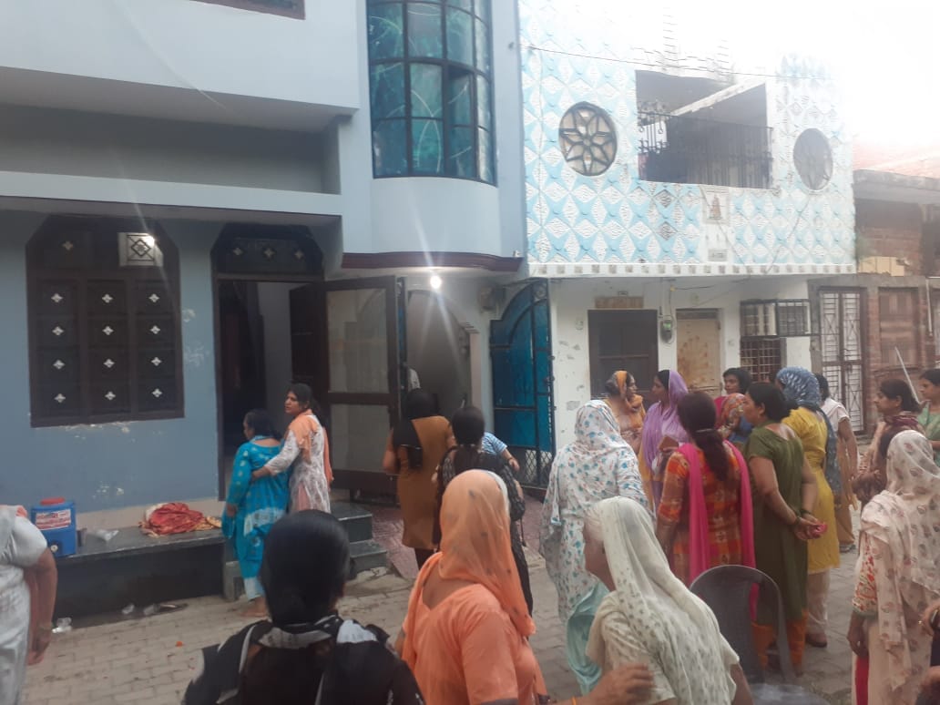 मृतक के घर के बाहर लगी भीड़। संवाद मृतक के घर के बाहर लगी भीड़। संवाद