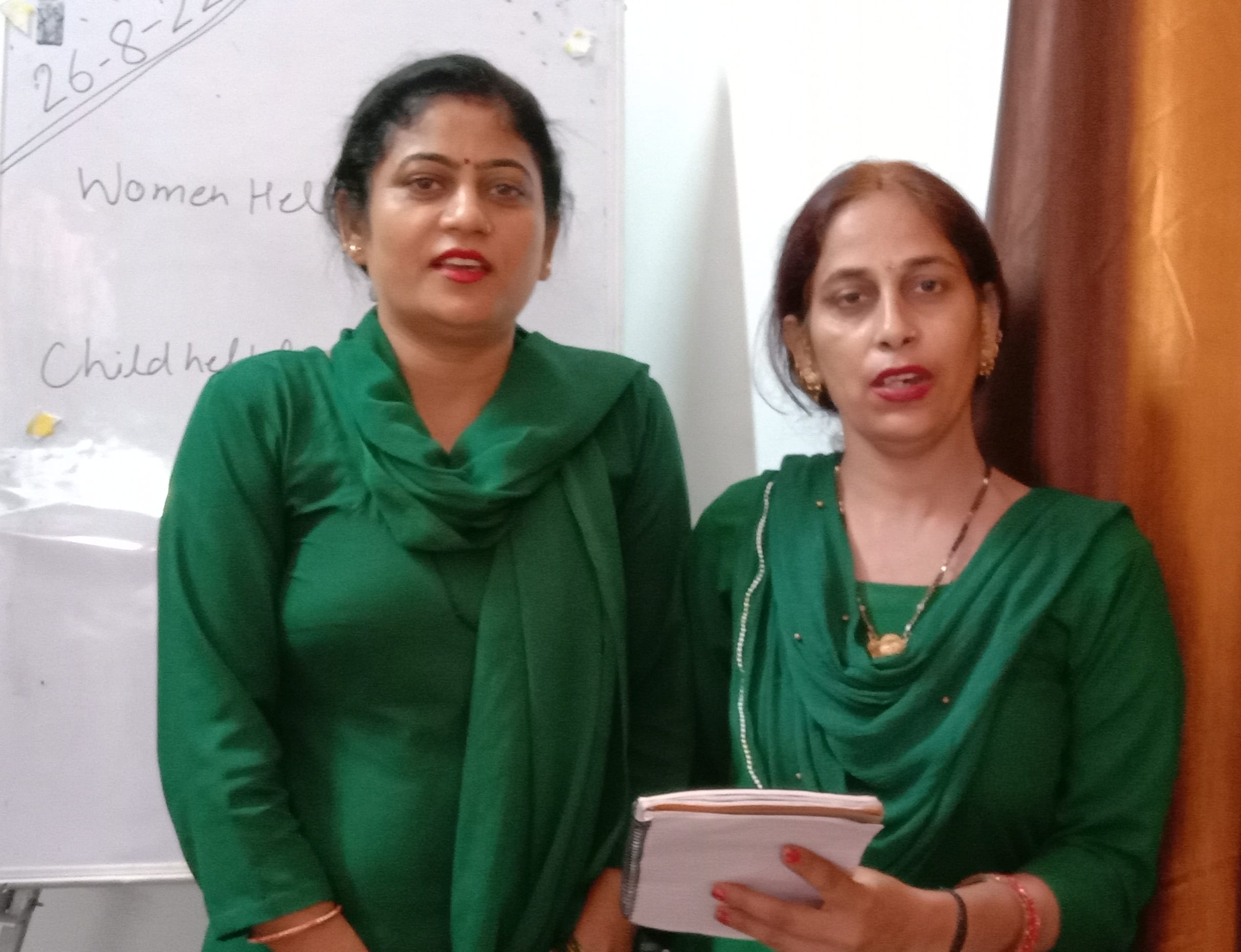 नाहन में आयोजित अपराजिता कार्यक्रम में महिलाओं की दुर्दशा को लेकर कविता पाठ करती आशा कार्यकर्ता नाहन में आयोजित अपराजिता कार्यक्रम में महिलाओं की दुर्दशा को लेकर कविता पाठ करती आशा कार्यकर्ता