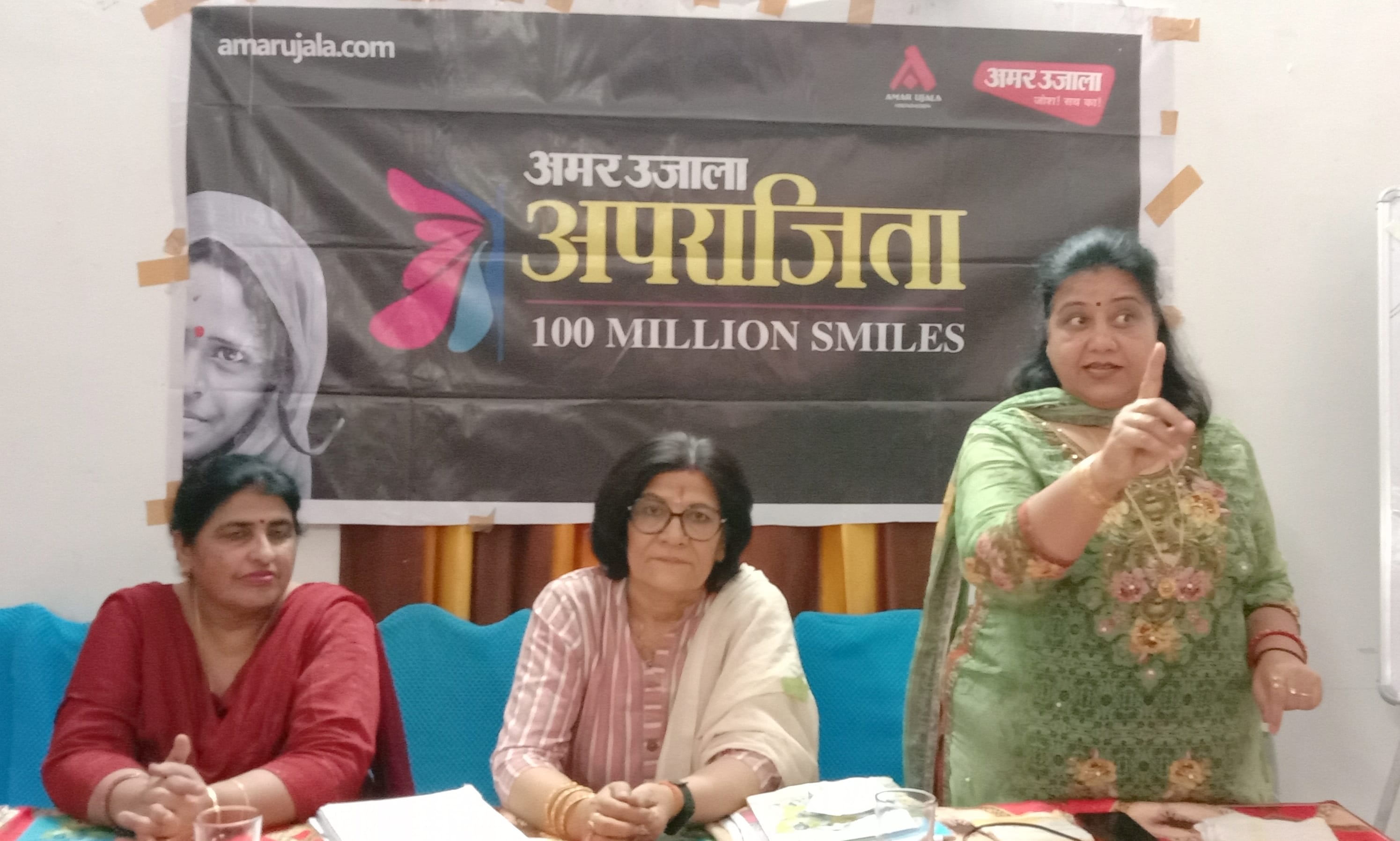 नाहन में अपराजिता कार्यक्रम के दौरान महिलाओं को संबोधित करती स्वास्थ्य शिक्षिका कोमल चौहान एवं नाहन में अपराजिता कार्यक्रम के दौरान महिलाओं को संबोधित करती स्वास्थ्य शिक्षिका कोमल चौहान एवं