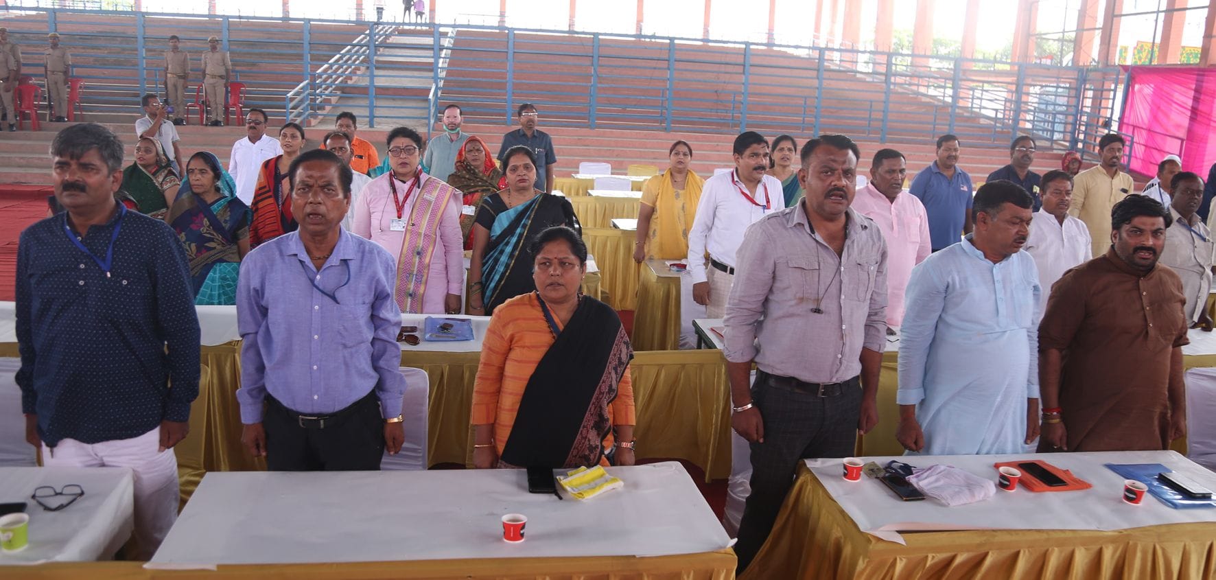 नुमाइश कृष्णांजलि में नगर निगम के अधिवेशन में राष्ट्रगान में उपस्थित पार्षद। 