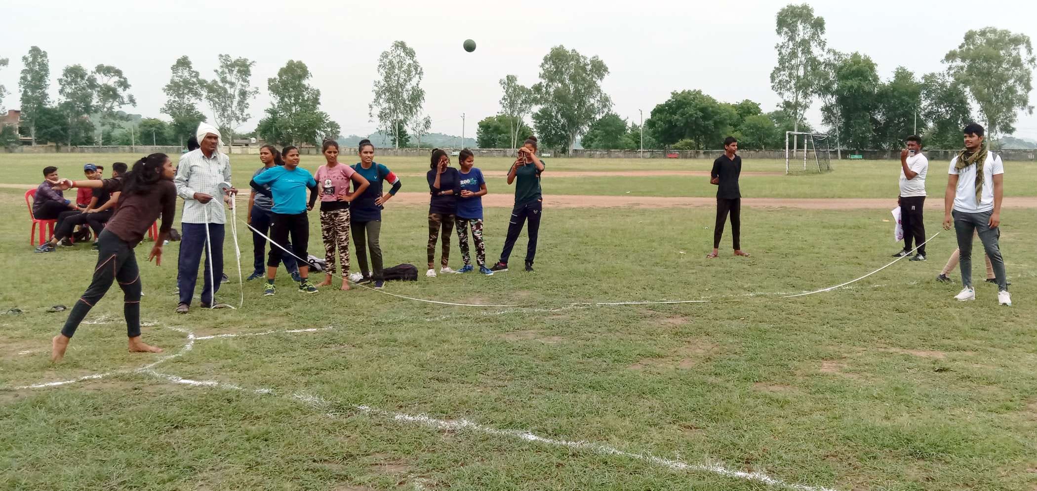 प्रतियोगिता में गोला फेंकती छात्रा। प्रतियोगिता में गोला फेंकती छात्रा।