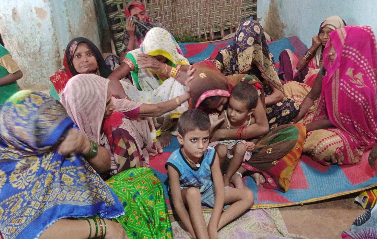 रोते बिलखते शिवसिंह के परिजन। संवाद रोते बिलखते शिवसिंह के परिजन। संवाद