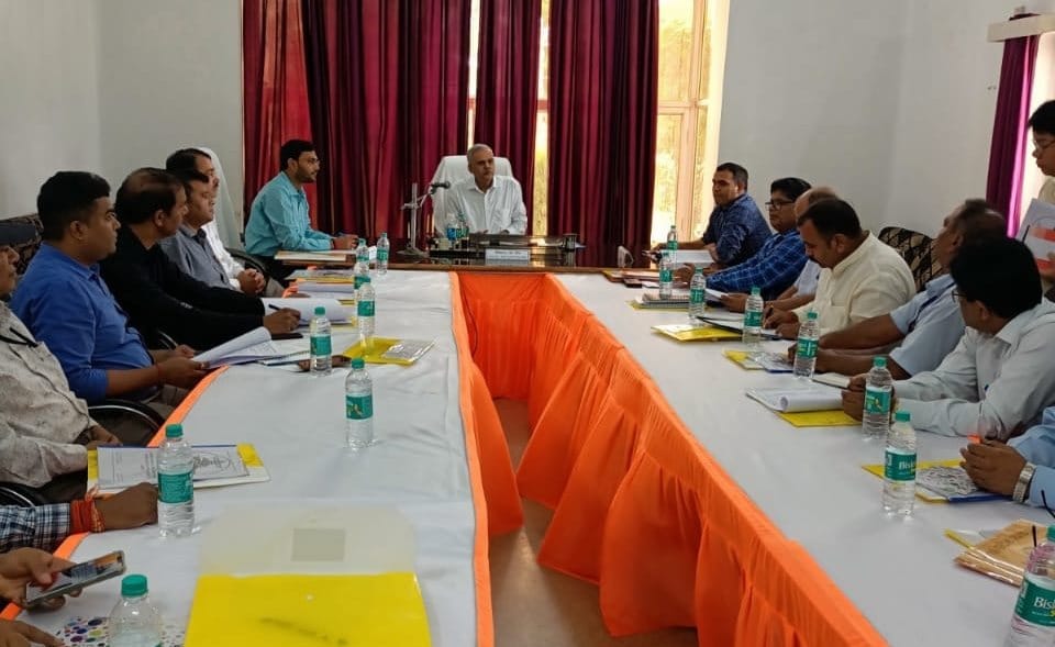 साडा की बैठक करते कमिश्नर योगेश्वर राम मिश्र। साडा की बैठक करते कमिश्नर योगेश्वर राम मिश्र।