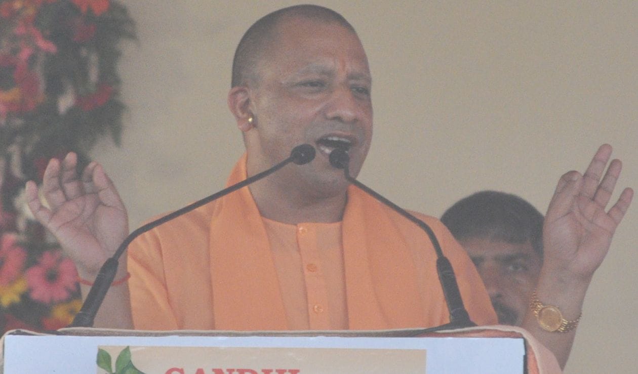 दस्तोई रोड पर आयोजित जनसभा में लोगो को सम्बोधित करते सीएम योगी आदित्यनाथ । संवाद दस्तोई रोड पर आयोजित जनसभा में लोगो को सम्बोधित करते सीएम योगी आदित्यनाथ । संवाद