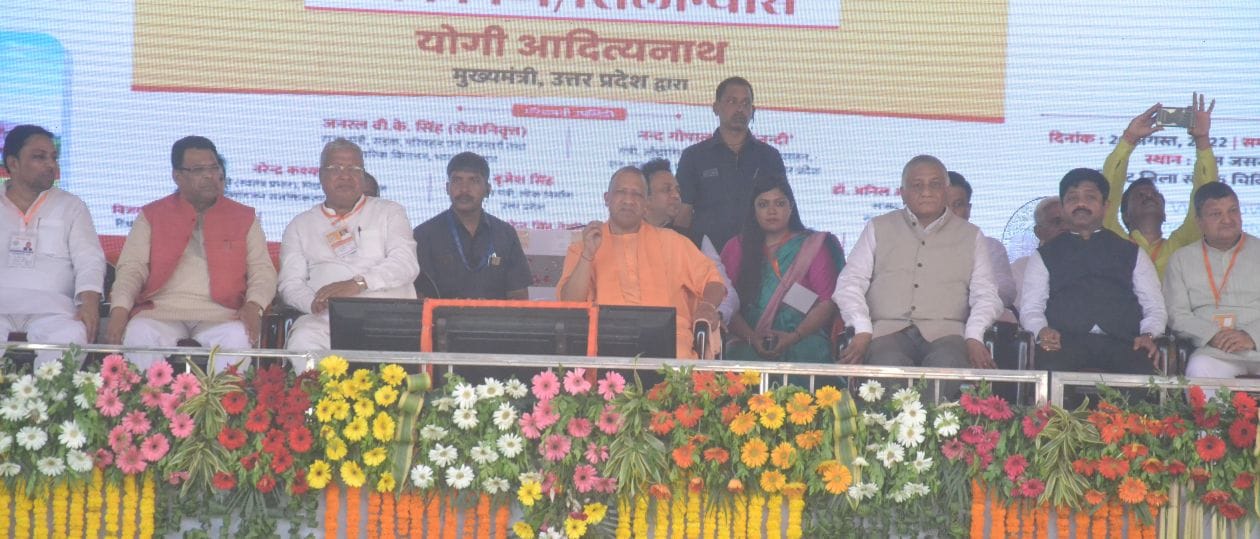 दस्तोई रोड पर आयोजित जनसभा में मंचासीन सीएम योगी आदित्यनाथ । संवाद दस्तोई रोड पर आयोजित जनसभा में मंचासीन सीएम योगी आदित्यनाथ । संवाद