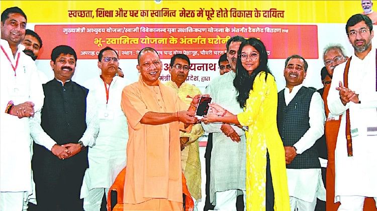 cm-yogi-adityanath-distributed-smartphones-and-tablets-to-the-students