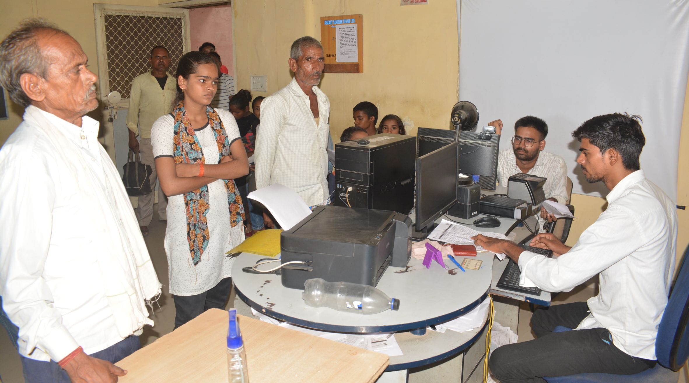 बीएसएनएल में आधार कार्ड बनाता कर्मचारी ।