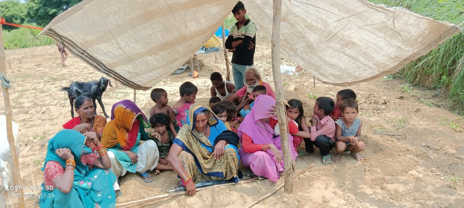 बिजाआपुर मैं बाहर गांव तिरपाल के नीचे भूखे प्यासे बैठे ग्रामीण