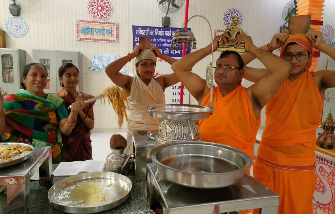 बरनावा के जैन मंदिर में विधान में पूजा अर्चना करते श्रद्धालु।