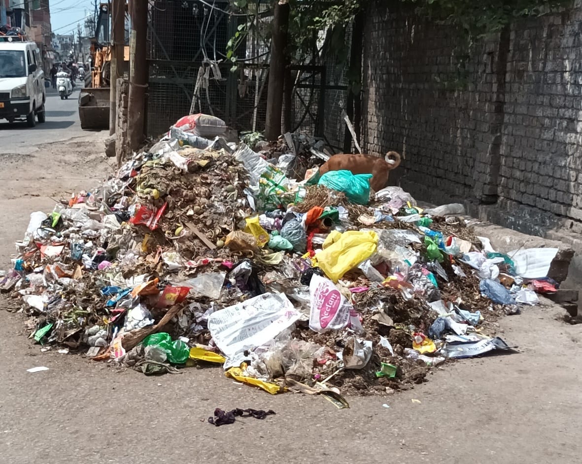 बड़ौत में लगा कूड़े का ढेर