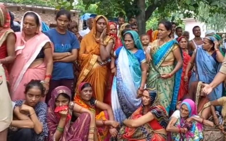घटनास्थव पर मौजूद गमगीन महिलाएं