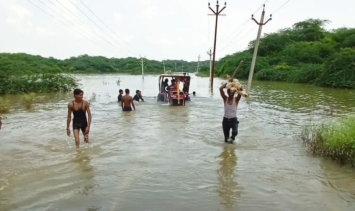 इटावाः भरेह चकरनगर मार्ग पर पानी भरने पर डूब कर निकलता ट्रैक्टर व ग्रामीण। संवाद इटावाः भरेह चकरनगर मार्ग पर पानी भरने पर डूब कर निकलता ट्रैक्टर व ग्रामीण। संवाद