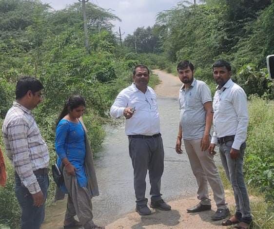 इटावा में बाढ़ ...कछपुरा लखनपुर गांवों के संर्पक मार्ग पर बंद होने की वजह से रुकी स्वास्थ्य विभाग क
