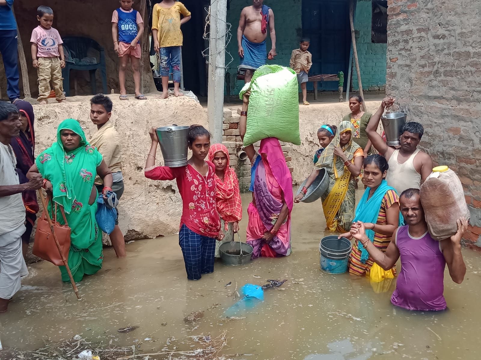 इटावा में बाढ़ ..खरीटी गांव के घरों में पानी भरने पर गृहस्ती का सामान लेकर सुरक्षित स्थानों पर जात?
