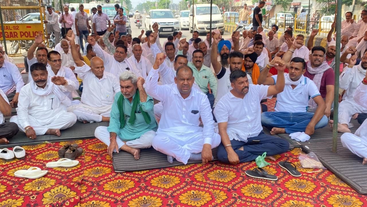 जगाधरी में महापंचायत के दौरान नारेबाजी करते किसान।  संवाद