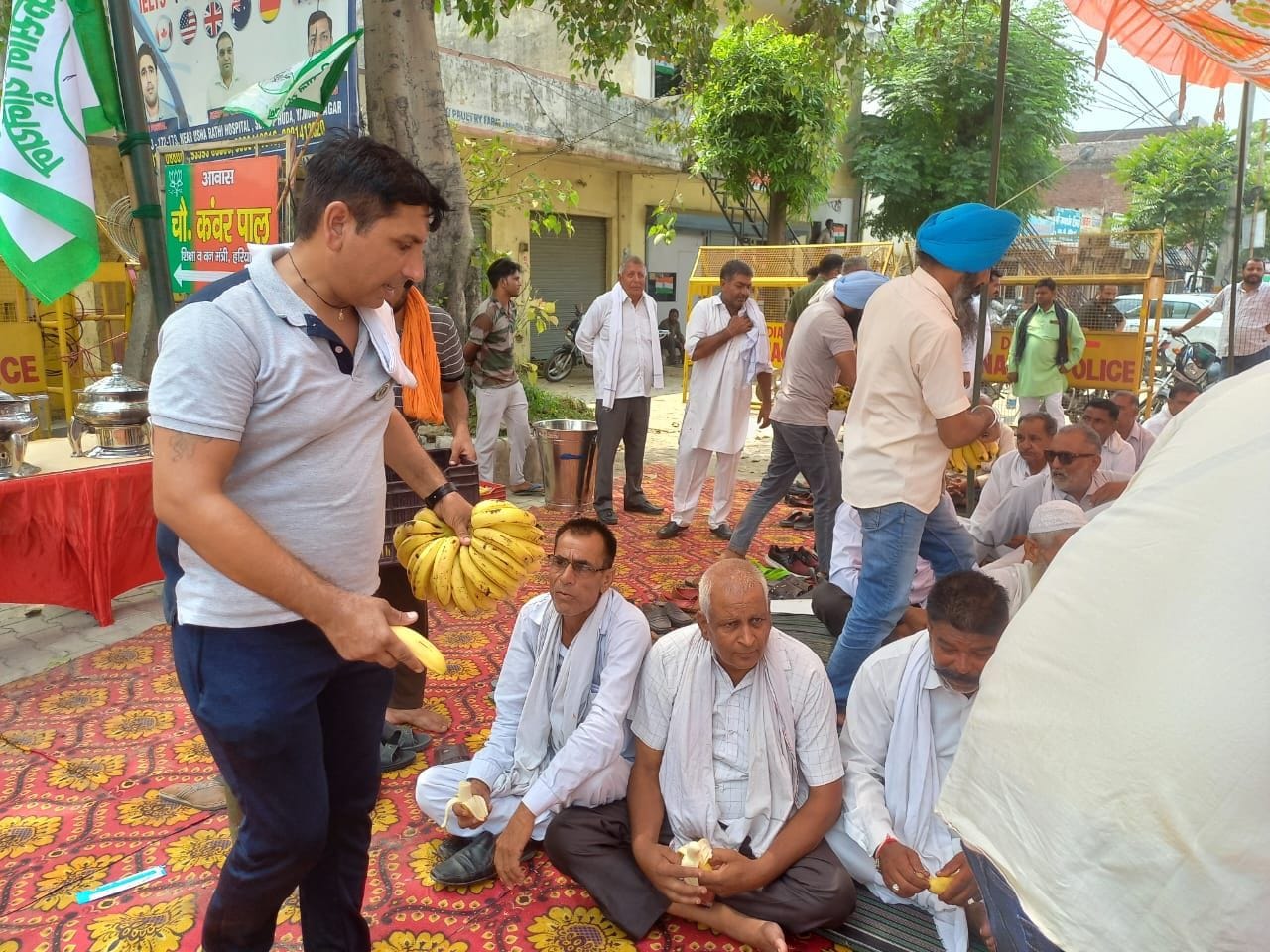 जगाधरी में महापंचायत में मौजूद किसानों को केले बांटते  हुए।