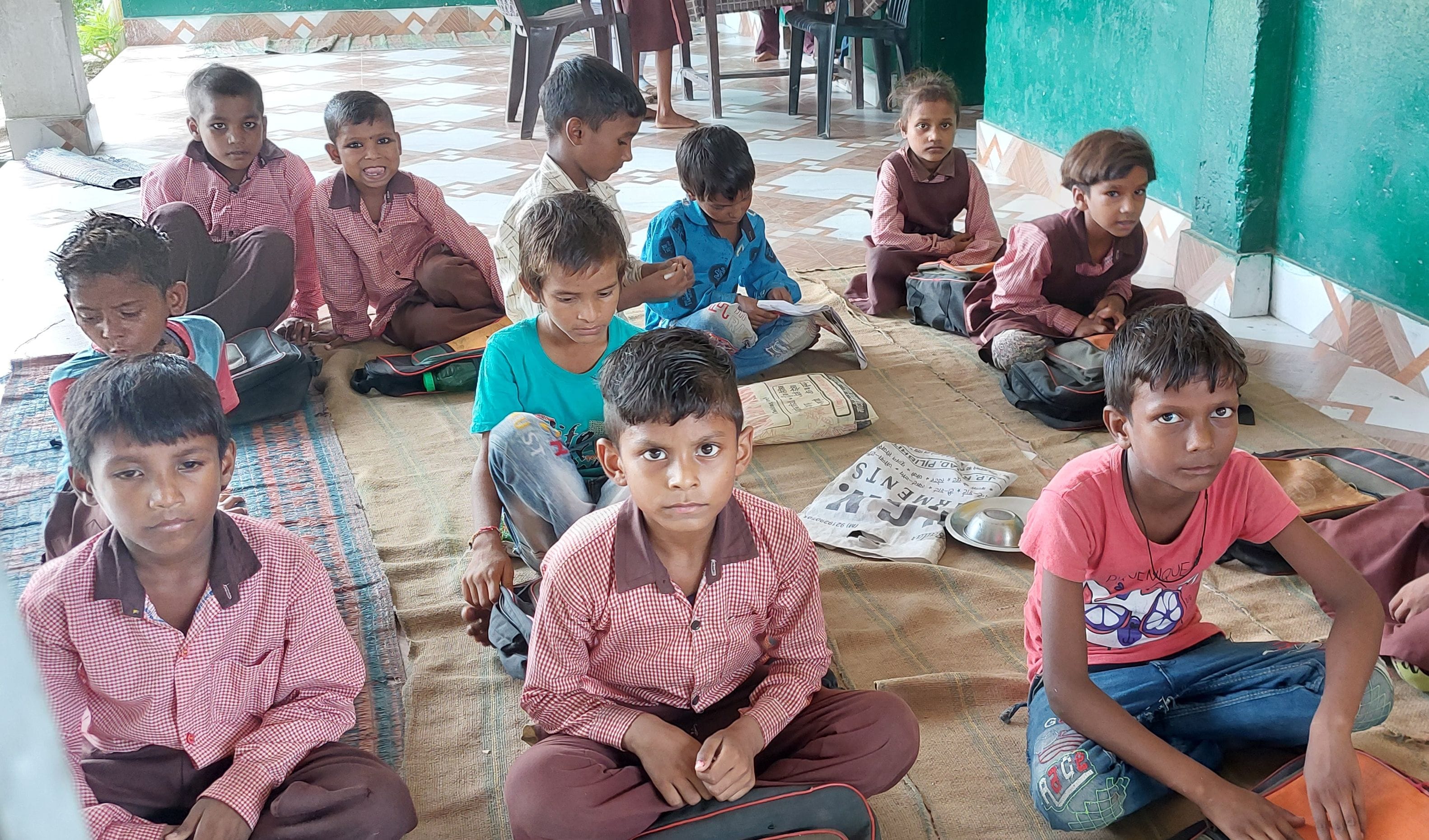 प्राथमिक विद्यालय अलीगंज में बगैर ड्रेस के फर्श पर बैठकर पढ़ाई बच्चे। संवाद प्राथमिक विद्यालय अलीगंज में बगैर ड्रेस के फर्श पर बैठकर पढ़ाई बच्चे। संवाद