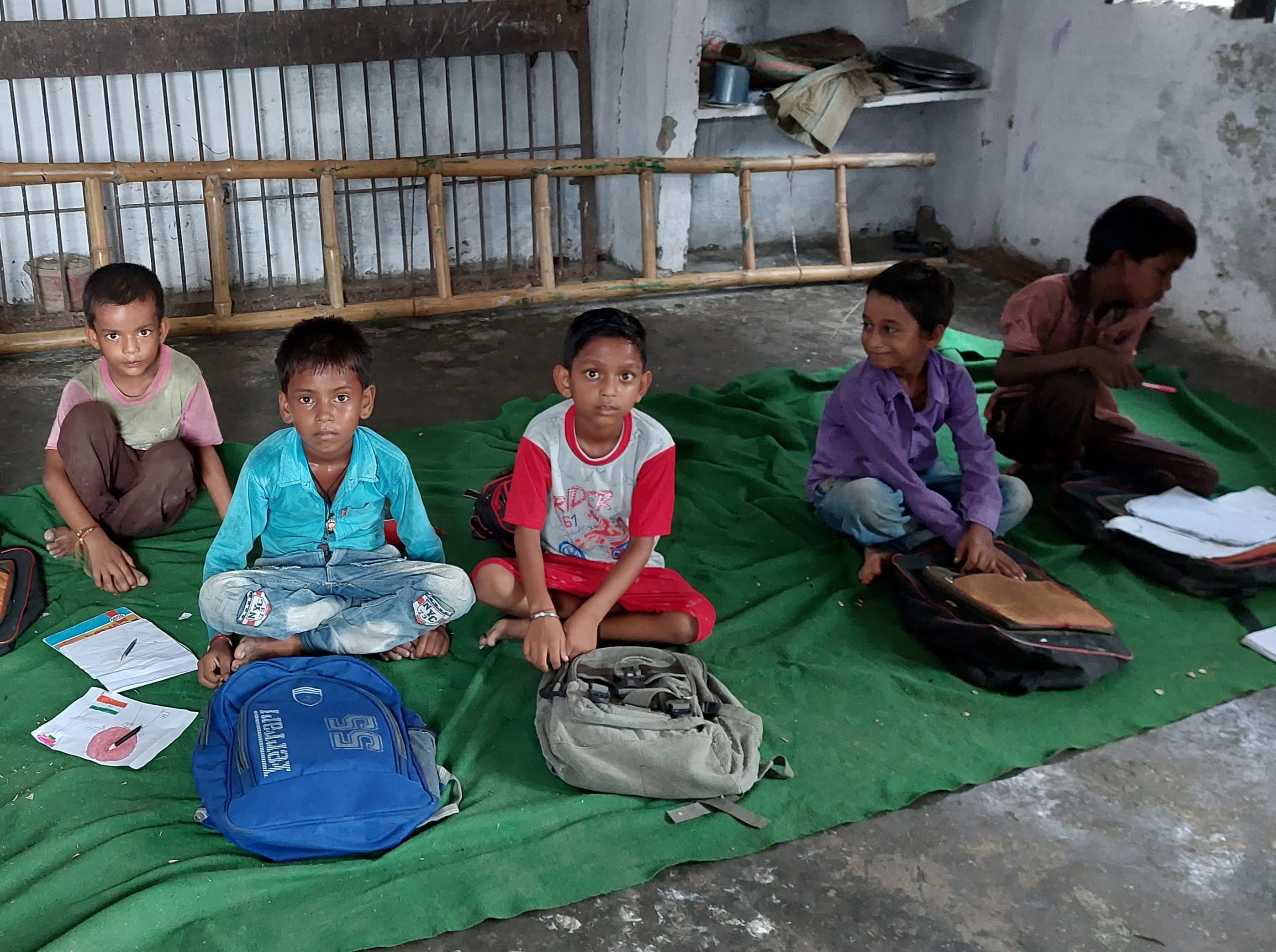 प्राथमिक विद्यालय लालपुरिया में बिना ड्रेस के कक्षा में बैठे बच्चे। संवाद प्राथमिक विद्यालय लालपुरिया में बिना ड्रेस के कक्षा में बैठे बच्चे। संवाद