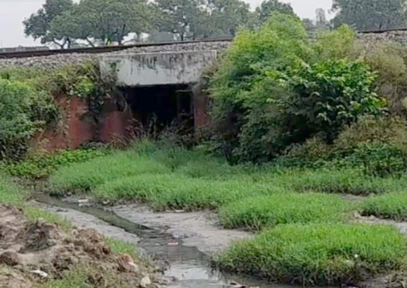 रेलवे का दरक रहा वह पुल जिससे निकलता है सुरियावां नगर का गंदा पानी। संवाद रेलवे का दरक रहा वह पुल जिससे निकलता है सुरियावां नगर का गंदा पानी। संवाद