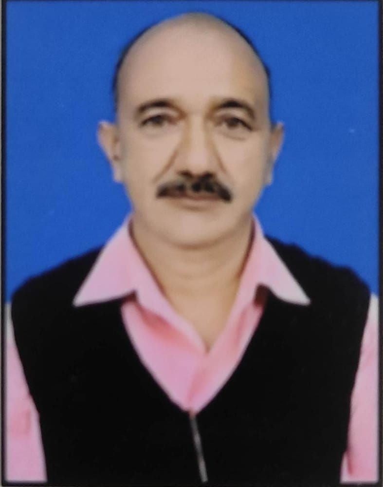रामगढ़ के राजकीय प्राथमिक विद्यालय पंगराड़ी के प्रधानाध्यापक नंदलाल आर्या। संवाद
