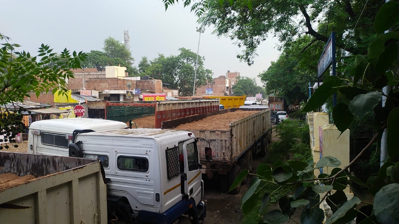 सैफई थाने के बाहर खड़े सीज किए गए ट्रक। संवाद
