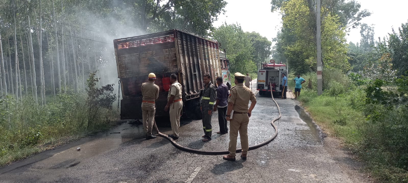 साल्हापुर में ट्रक में लगी आग को बुझाते दमकलकर्मी साल्हापुर में ट्रक में लगी आग को बुझाते दमकलकर्मी