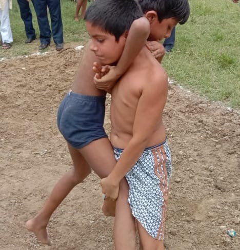 संतराम शिशु मंदिर में कुश्ती लड़ते बच्चे। संवाद संतराम शिशु मंदिर में कुश्ती लड़ते बच्चे। संवाद