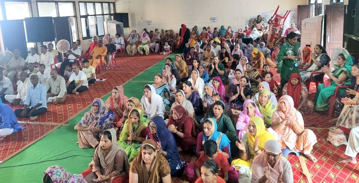  श्रीमद्भागवत कथा सुनते श्रद्धालु। संवाद।