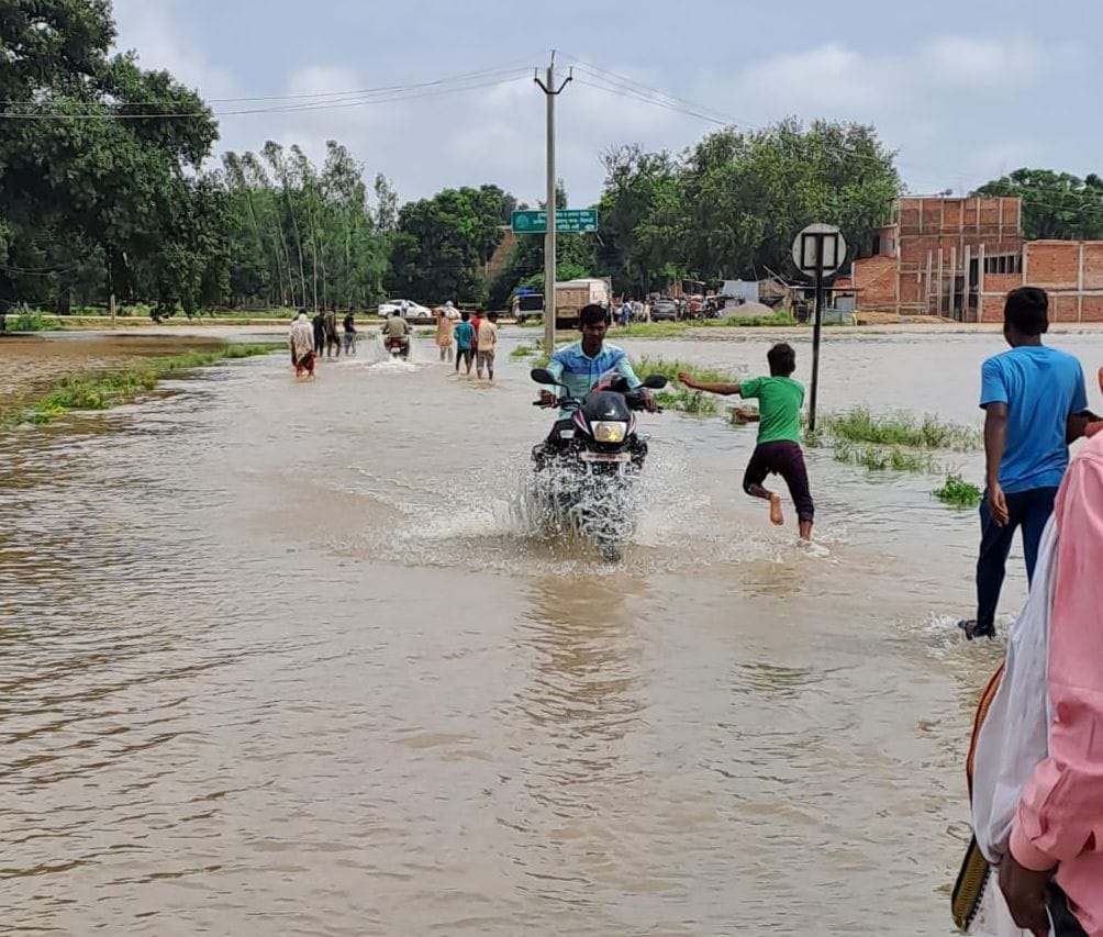 ोटो-2- राजापुर क्षेत्र में यमुना का पानी गांव की सड़क तक पहुंचने के बाद उससे गुजरते ग्रामीण। संवाद ोटो-2- राजापुर क्षेत्र में यमुना का पानी गांव की सड़क तक पहुंचने के बाद उससे गुजरते ग्रामीण। संवाद